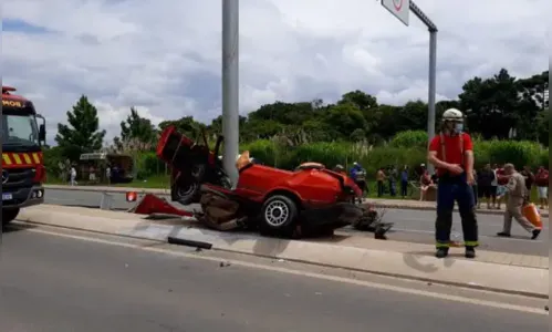 Passageiro morre após carro bater em dois postes na PR-417