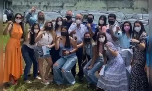 Prefeito realiza sonho ao dar carros de luxo aos netos