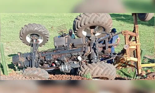 Trator tomba e cai em barranco na rodovia PR-082