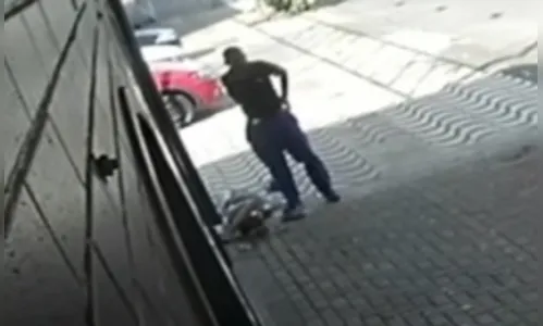 Vídeo: Andarilho tenta abusar de mulher desacordada
