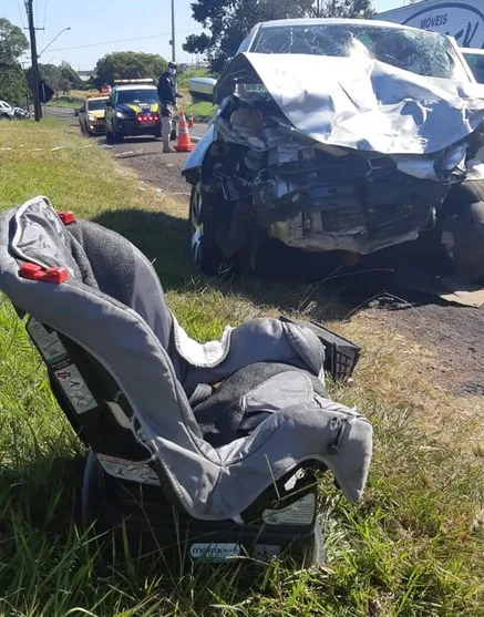 A BMW ainda no local do acidente em que morreu a criança de um ano e o pai
