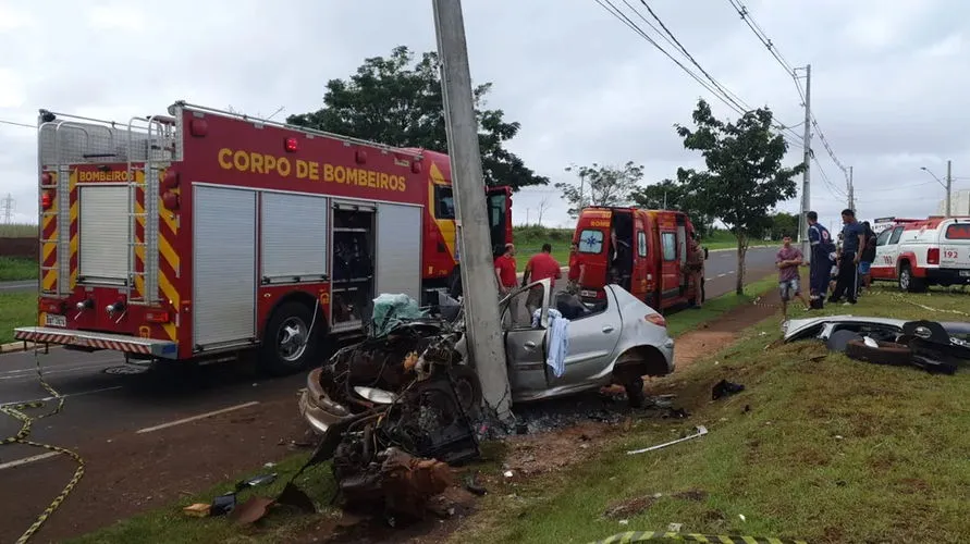 Após bater carro em poste, motorista fica ferido em Londrina