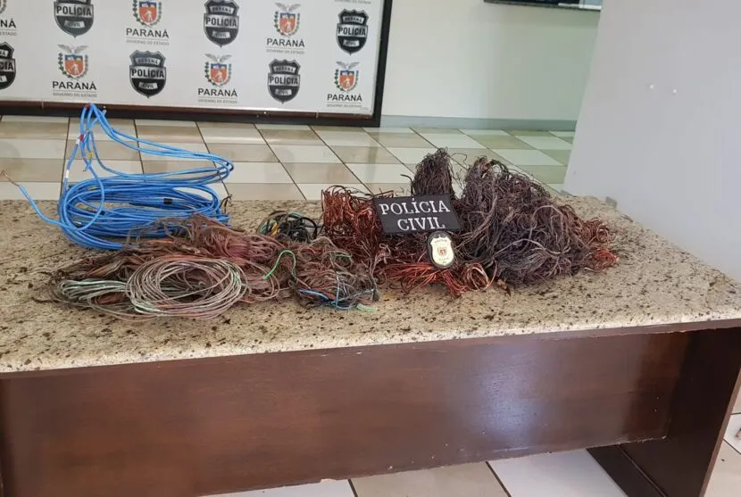 Aproximadamente 20 quilos de fios de cobre foram apreendidos pela Polícia Civil no barracão investigado