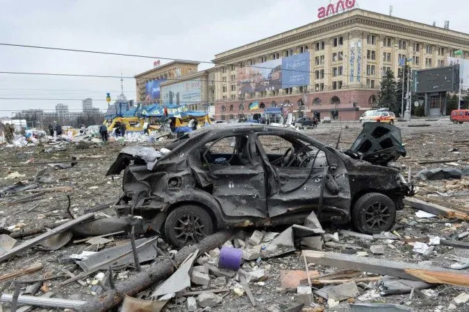 Ataque russo no centro de Kharkiv deixa ao menos 10 mortos