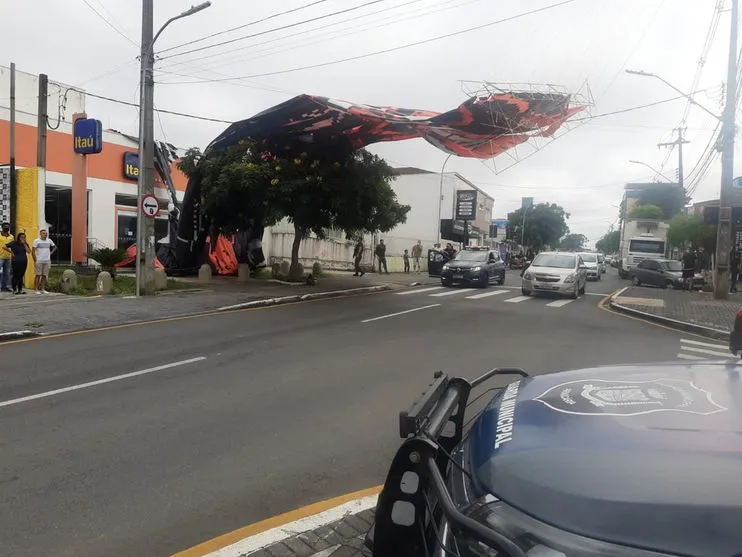 Balão cai sobre rede elétrica no PR; avenida é interditada