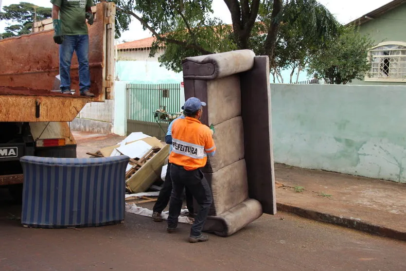'Bota-fora' vai limpar quintais em bairros de Arapongas