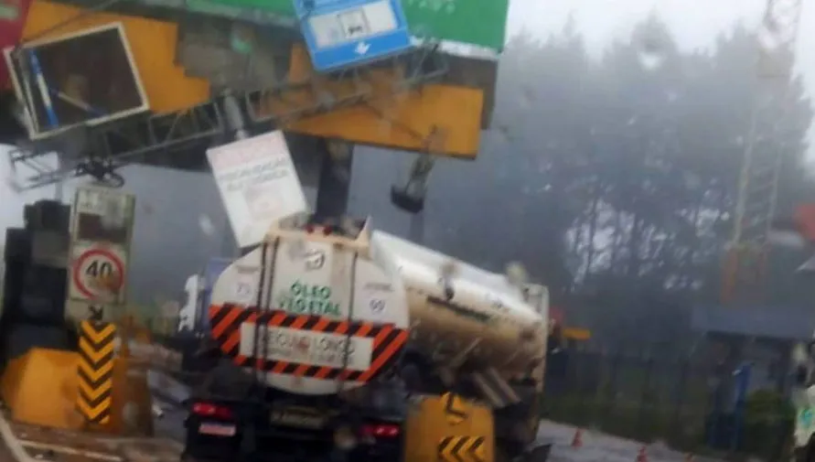 Carreta bate em praça de pedágio desativada na BR-277