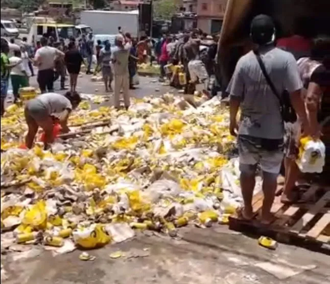 Carreta carregada de cerveja tomba e carga é saqueada