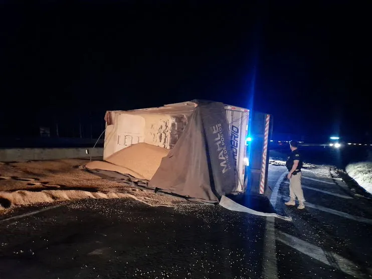 Carreta que transportava soja tomba na BR-376