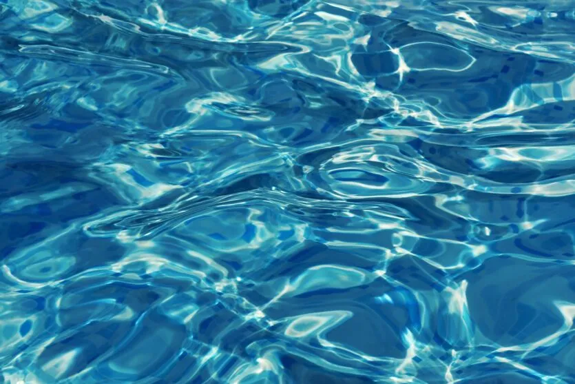 Criança de 3 anos morre após se afogar em piscina
