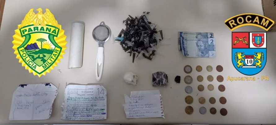Drogas e materiais usados pra tráfico, apreendidos na ocorrência, no Tibagi