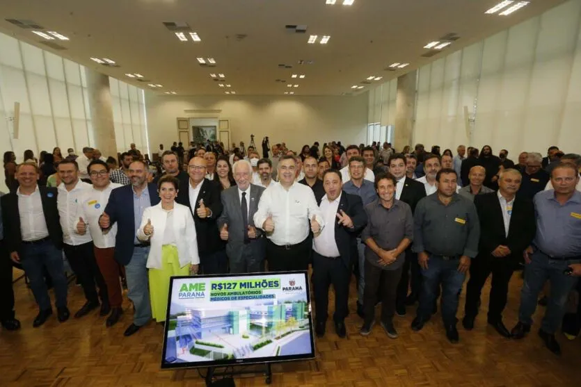 Evento para anúncio do investimento nos ambulatórios reuniu dezenas de prefeitos, deputados e autoridades do governo