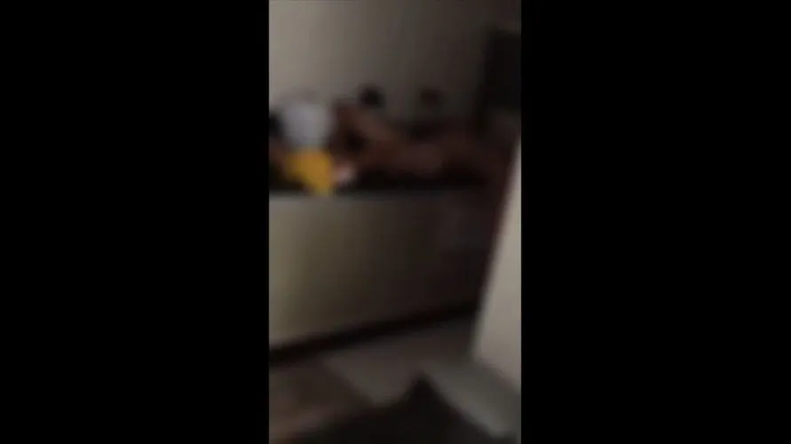 Família encontra homem nu dormindo em cima da pia da cozinha