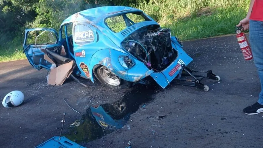 Fusca perde controle em competição e capota diversas vezes