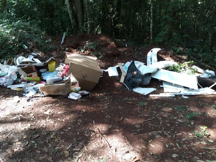 GCM identifica pessoa que jogou lixo no Parque da Raposa