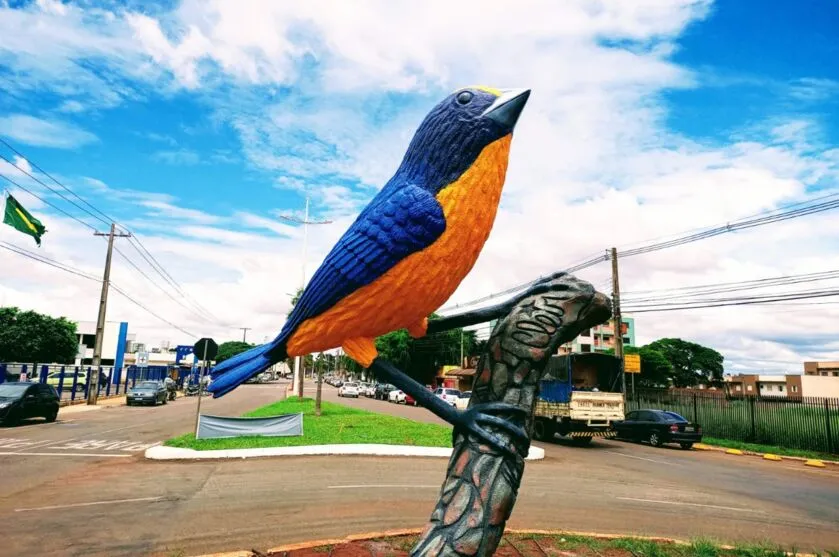 Gaturamo: Arapongas ganha mais uma escultura de pássaro