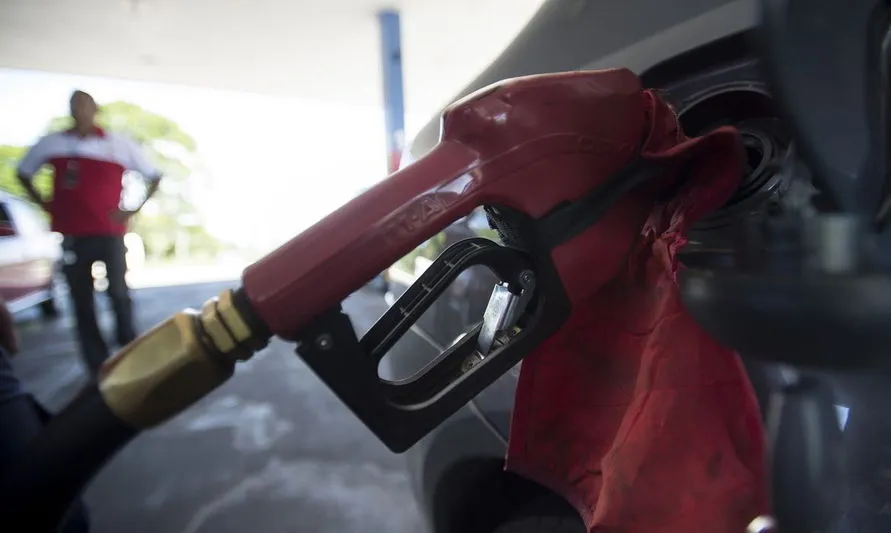 Governo discute congelamento de preços de combustíveis
