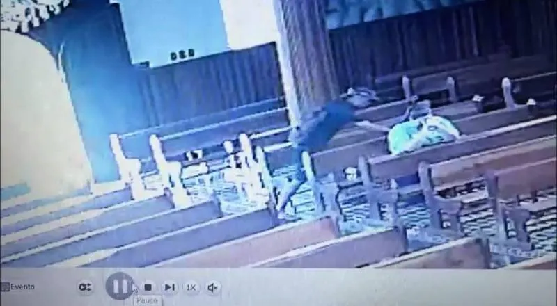 Homem furta bolsa de mulher que rezava em igreja; vídeo