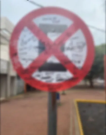 Jovens picham placa de sinalização no centro de Apucarana