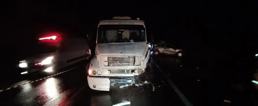 Motorista de 33 anos morre em colisão com caminhão no PR
