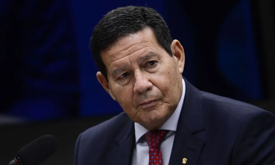 Mourão: “Não vamos mais pagar R$ 4 por litro de gasolina”