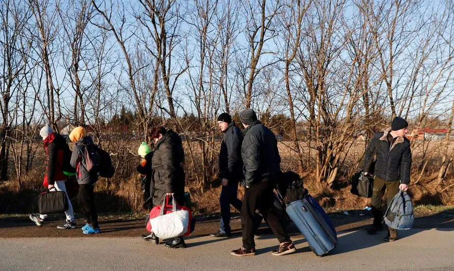Muitas pessoas estão deixando a Ucrânia à pé