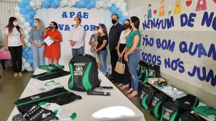 Os uniformes escolares são compostos por 2 camisetas, jaqueta, calça, bermuda ou shorts saia, par de meia, tênis e mochila