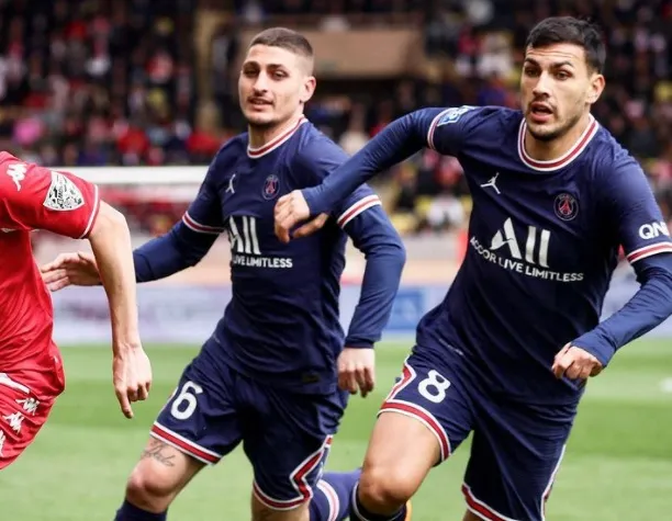 PSG leva 3 do Monaco em jogo de times em crise