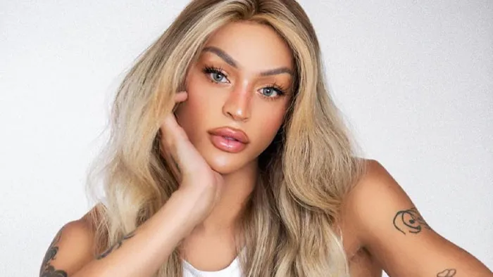 Pabllo Vittar surge de biquíni fio-dental e esbanja bumbum