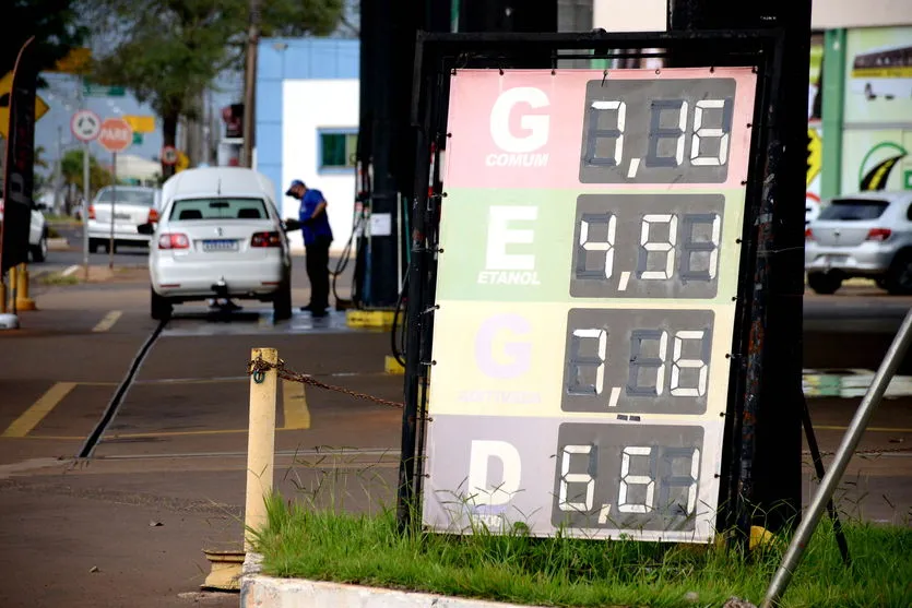 Procon de Arapongas fiscaliza postos de combustíveis; vídeo