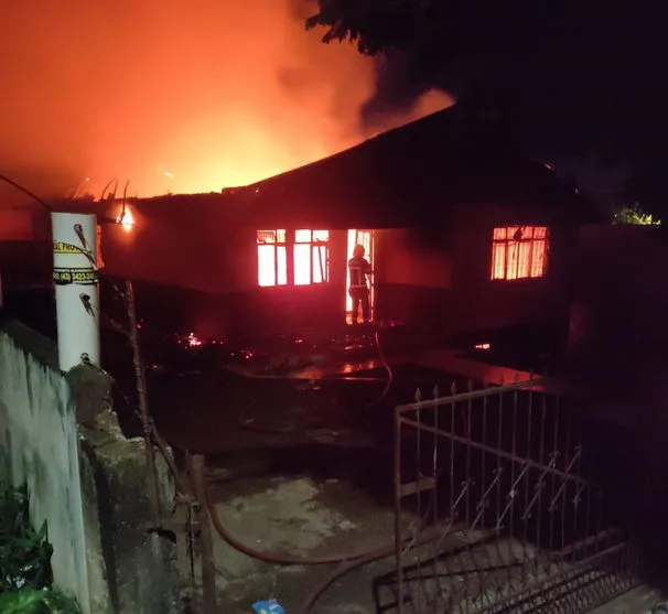 VÍDEO: casa na Vila Nova fica destruída após incêndio