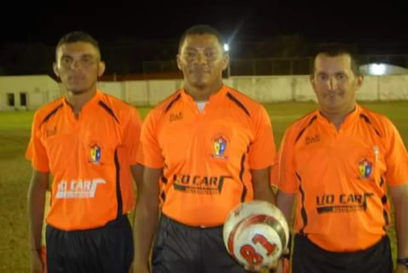 Valdinar Rodrigues de Jesus (do meio) em um dos jogos que arbitrou