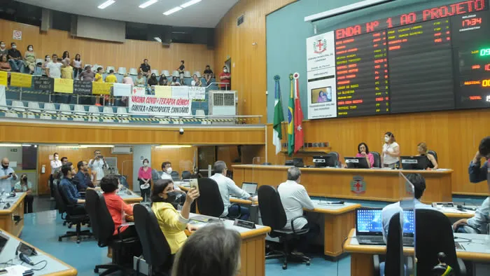 Vereadores aprovam ‘Covidão’; jurídico considera projeto ilegal