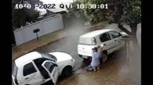 Vídeo: homem tenta furtar combustível de carro estacionado