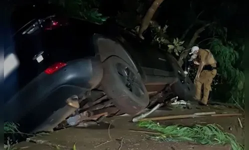 Jeep Compass quase cai em riacho em acidente no Paraná
