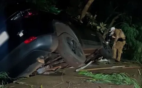 A condutora precisou sair pela porta do passageiro, caso contrário poderia sofrer uma queda de mais de cinco metros de altura