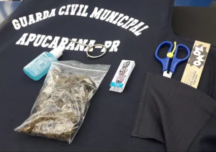 A droga e os materiais apreendidos na mochila foram encaminhados com o homem preso para a 17a SDP