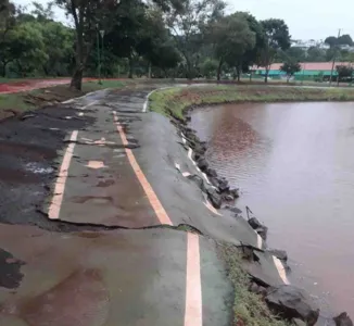 A pista de caminhada faz parte das obras de revitalização do parque ambiental e foi entregue a população em novembro