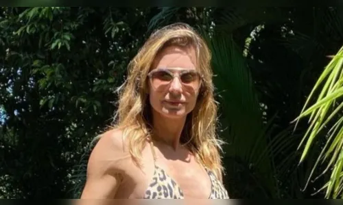 Aos 55 anos, Paula Burlamaqui exibe corpão ao publicar foto