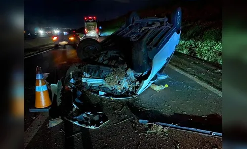Após acidente, motorista abandona carro capotado na PR-986