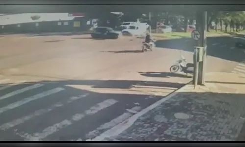 Após acidente, semáforo cai sobre motociclista no PR; Veja