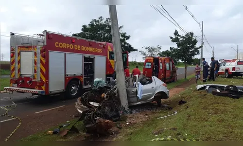 Após bater carro em poste, motorista fica ferido em Londrina