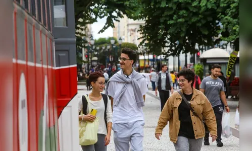 Após liberação das máscaras ao ar livre, contaminação segue em queda