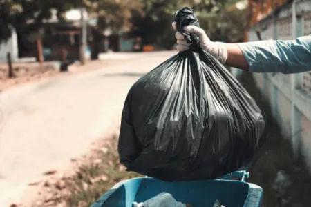 Após ser ofendido durante trabalho, gari chama a PM