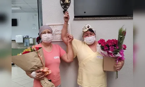 Apucaranenses tocam sino após vencerem câncer de mama