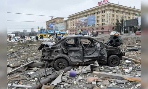 Ataque russo no centro de Kharkiv deixa ao menos 10 mortos