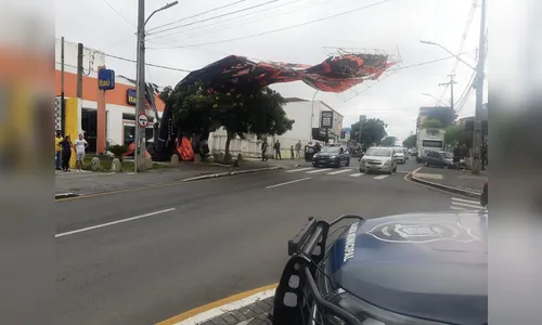 Balão cai sobre rede elétrica no PR; avenida é interditada
