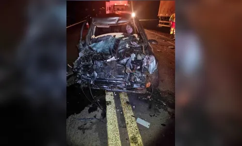 Motorista de carro morre em colisão frontal com caminhão na PR-323