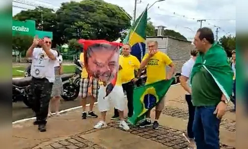 Bolsonaristas ateiam fogo em toalha com imagem do Lula no PR
