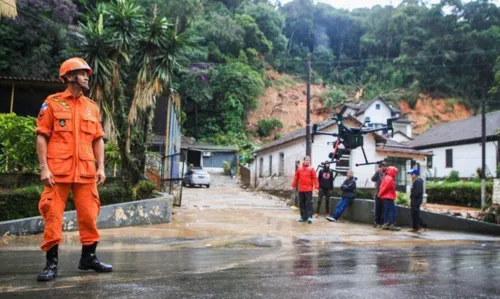 Bombeiros retomam buscas a desaparecidos em Petrópolis